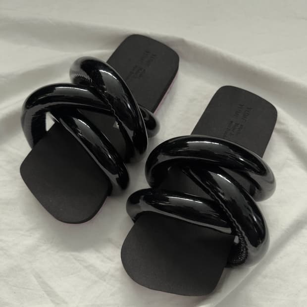 yume yume 플러피 스트링 플랫 샌들