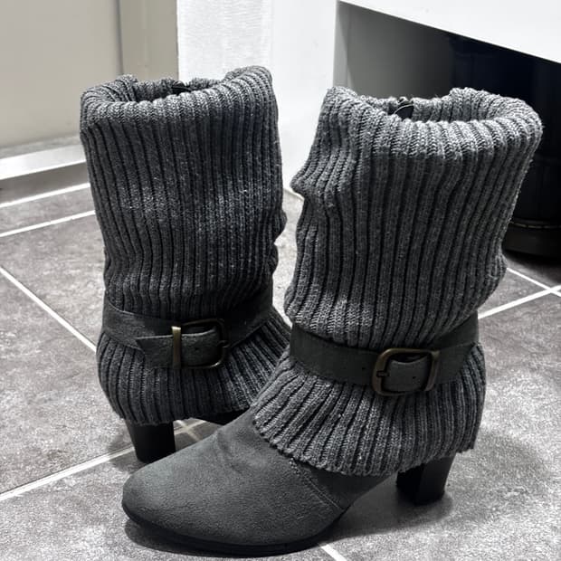 Knit warmer belted grey boots
