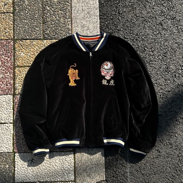 Nouveau Brillant Homme 벨벳 수베니어 자켓