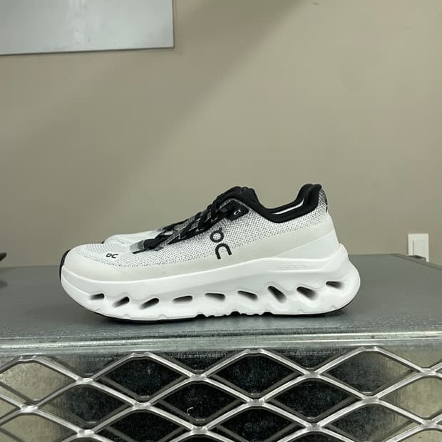 온러닝 클라우드틸트 블랙 아이보리 230 (gr-3987)