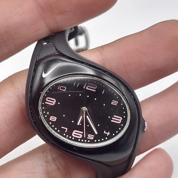 나이키 트라이액스 아날로그 시계