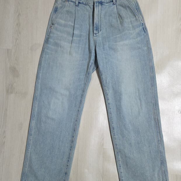 (착샷) 러프사이드 드레이프 데님 블리치