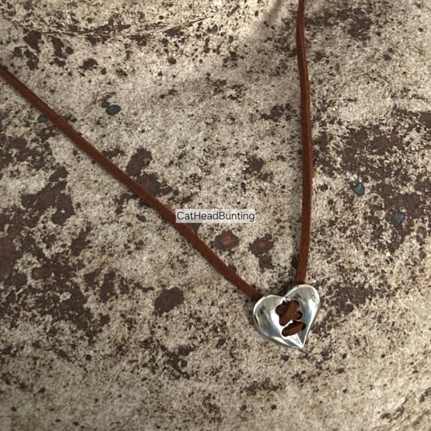 빈티지 하트 스웨이드 스트랩 목걸이_착샷○