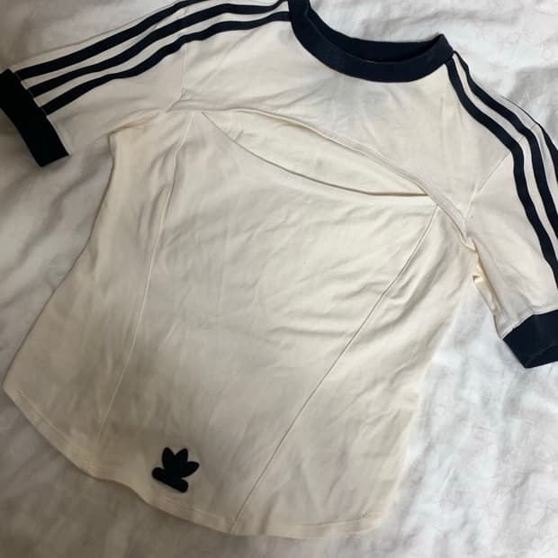 블핑지수착용 아디다스  컷아웃 탑 