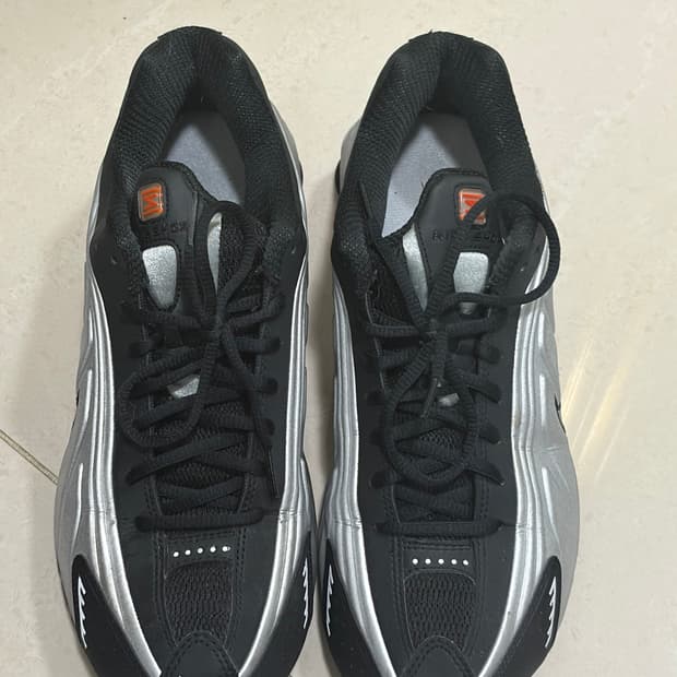 나이키 샥스 블랙 앤 메탈릭 실버