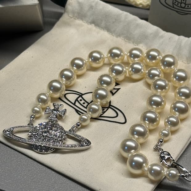 풀박스) 비비안 웨스트우드 원 로우 펄 바스 릴리프 초커 실버