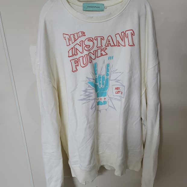 인스턴트펑크 데미지드 맨투맨 4사이즈 상태극상

남성 105정도 됩니다 