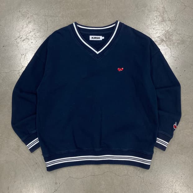 키르시 네이비 컬러 스몰 로고 맨투맨