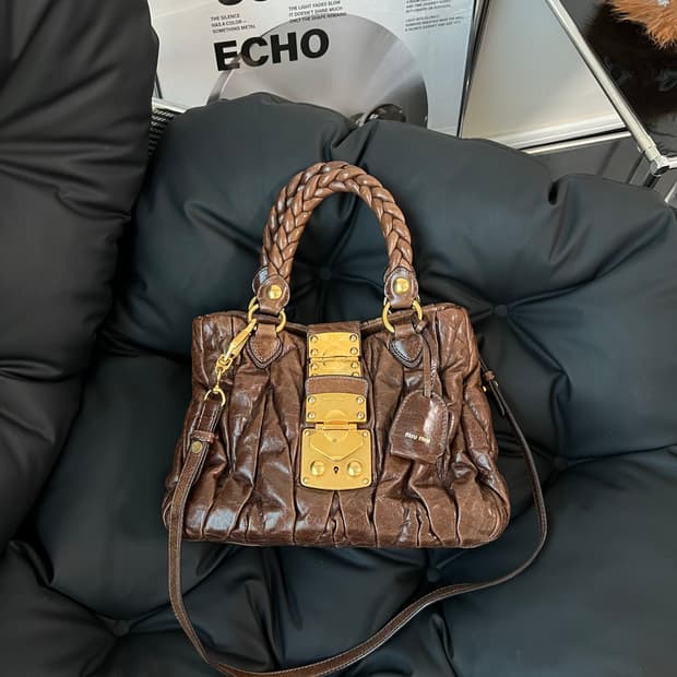 미우미우 마틀라세 숄더백