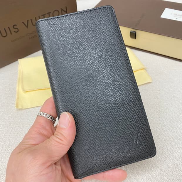 루이비통 장지갑 타이가 포트발레르 오거나이져