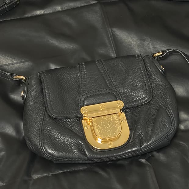 마이클코어스 블랙 미니 크로스백 