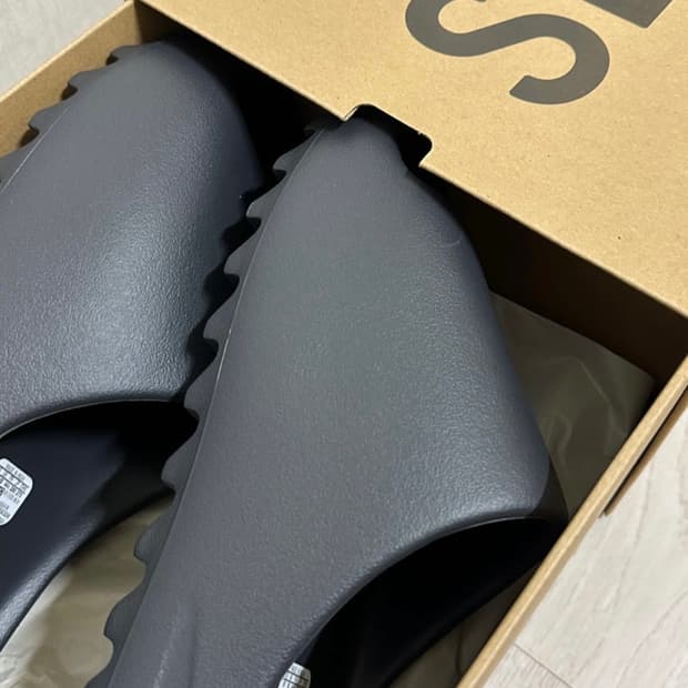 [285] 아디다스 이지 슬라이드 오닉스