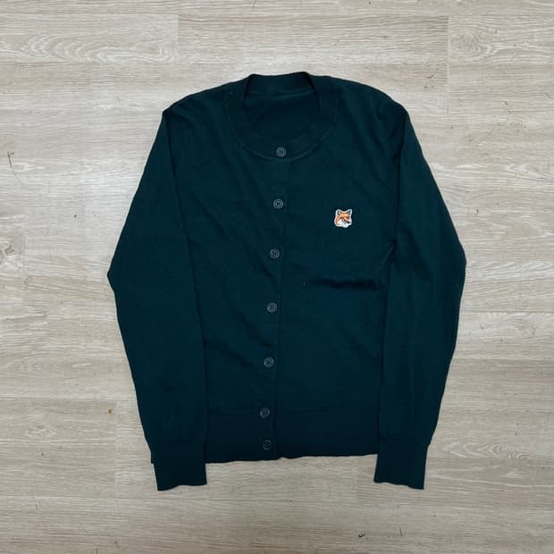 메종키츠네 폭스 헤드 자수로고 라운드넥 가디건 [다크 그린] M/95