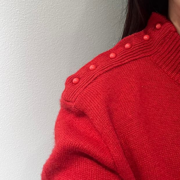VT) Red button knit