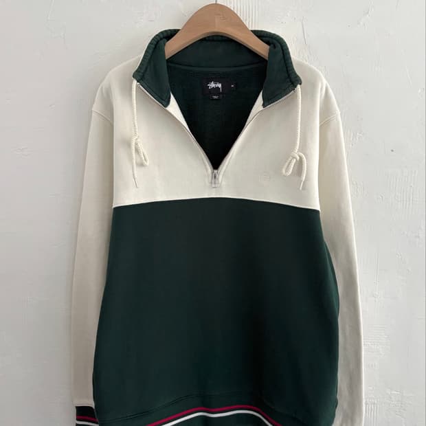 Stussy 스투시 화이트/그린 배색 스펠아웃 반집업 스웻셔츠