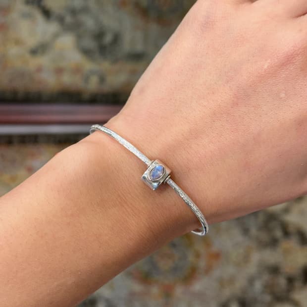 Musta moonstone 925silver bangle