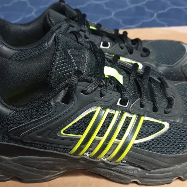 아디다스 리스폰스 CL 블랙 코어 형광 데일리 런닝화 (235)