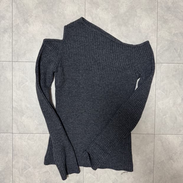 다이애그널 ONE OFF SHOULDER HOLE KNIT
