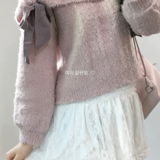 엑시즈팜 인디핑크 아일렛 진주 오프숄더 니트 