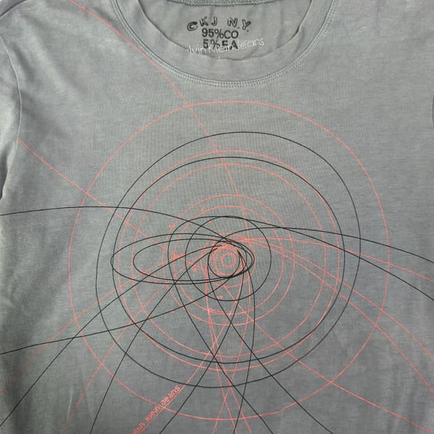 캘빈클라인 진(CKJ) 오비탈 그래픽 롱 슬리브 티셔츠 긴팔