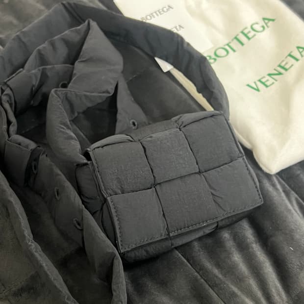 보테가베네타 미니 패딩 테크 카세트백