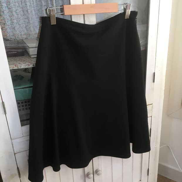 라인 미디 스커트