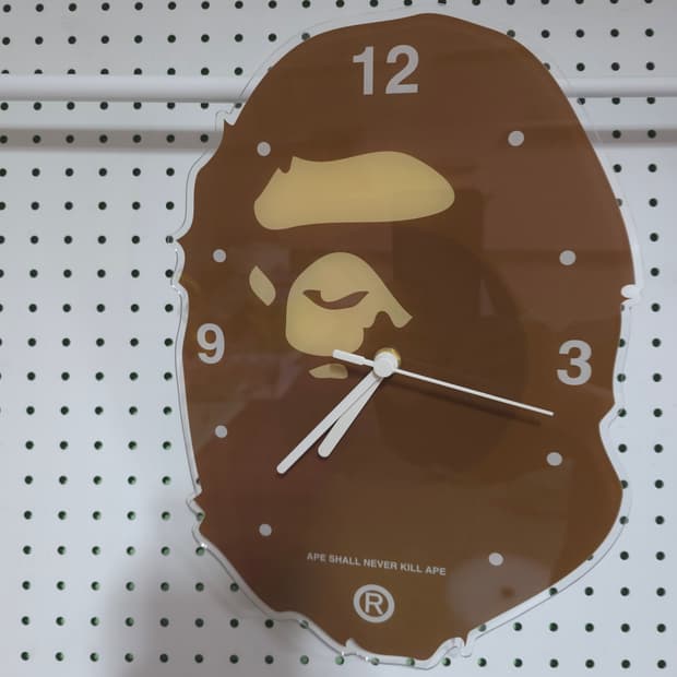 베이프 벽걸이 시계 인테리어 소품