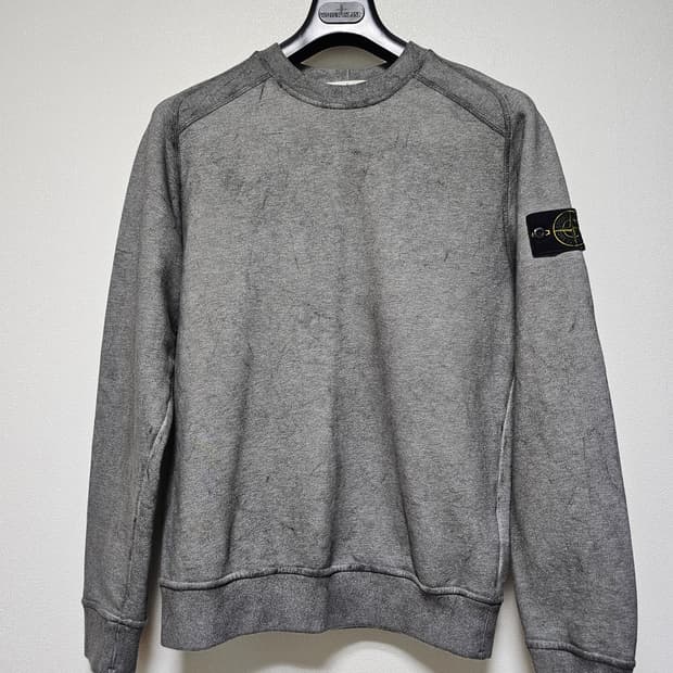 스톤아일랜드 더스트 컬러 트리트먼트 크루넥 스웨트셔츠