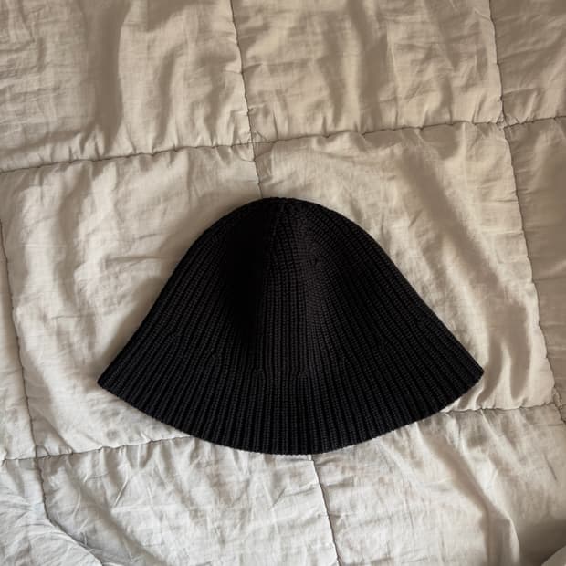 COS 여성 니트 버킷햇 블랙