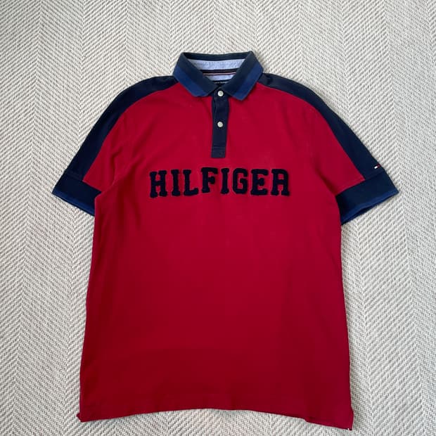 타미 힐피거 커스텀 핏 레터링 폴로 셔츠