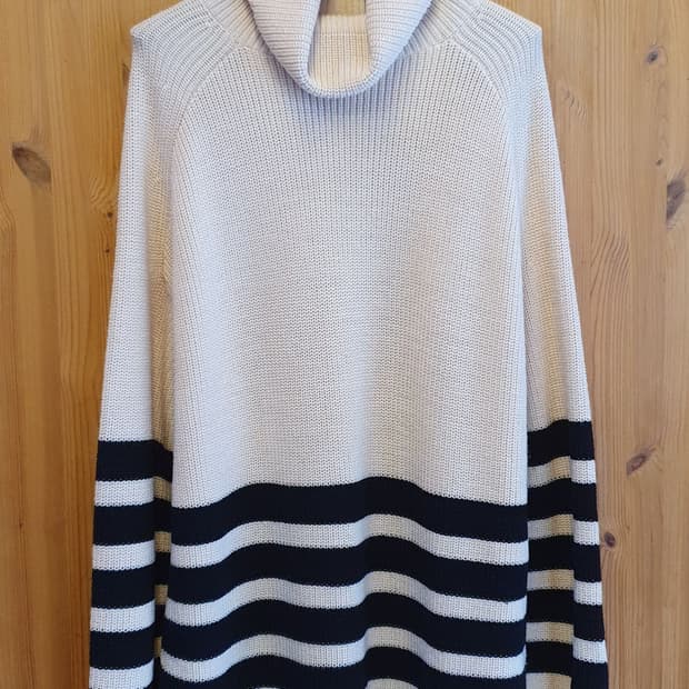 100/105.COS 터틀 박스니트