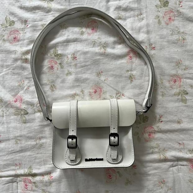 닥터마틴 사첼백 (화이트)