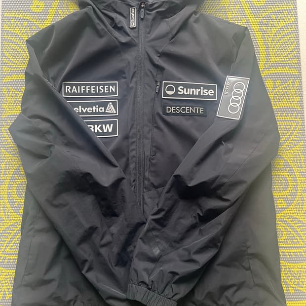 데상트 바람막이