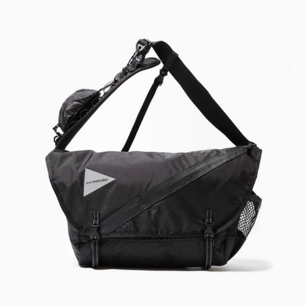 And wander 앤드원더 20L 메신저백