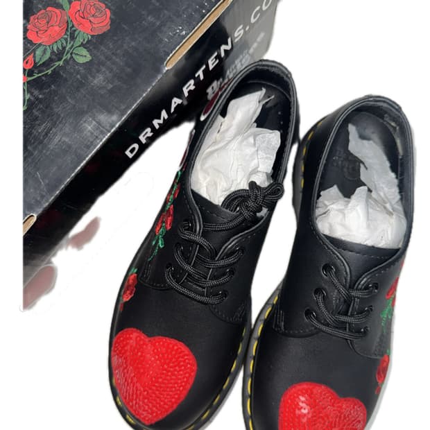 DR.MARTEN 1416 HEARTS BLACK+DM'S RED