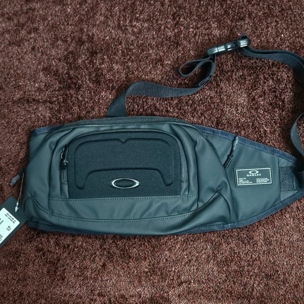 오클리 아이콘 벨트백 블랙