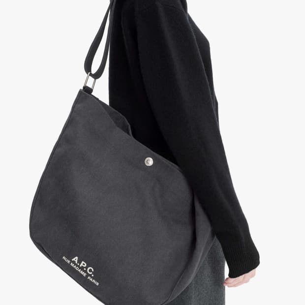 (새상품60%할인)APC 아페쎄 정품 남녀공용 저널 사첼백 블랙