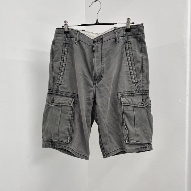 리바이스 차콜 포켓 카고 버뮤다 팬츠 