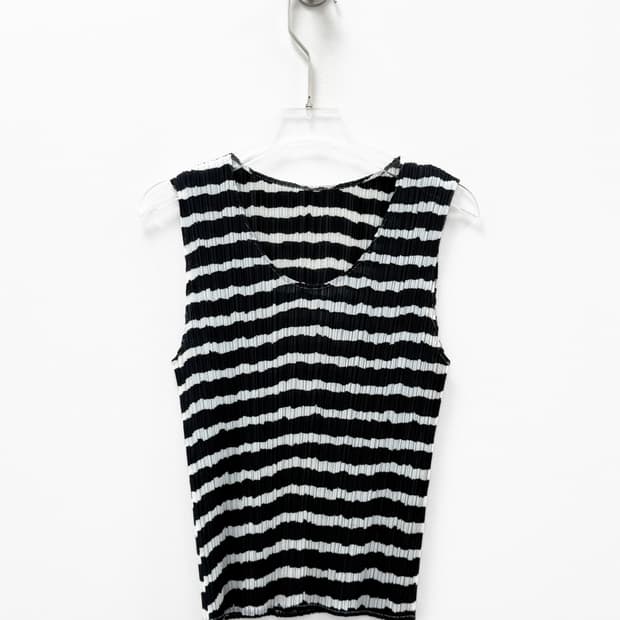 플리츠플리즈 스트라이프 슬리브리스 탑