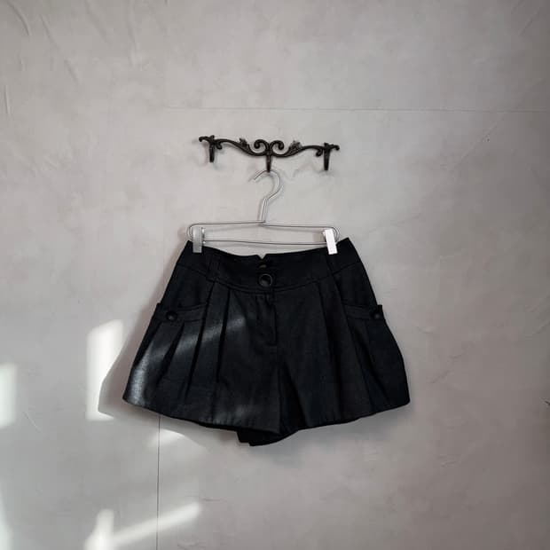 O’2ND charcoal pumpkin pleats shorts