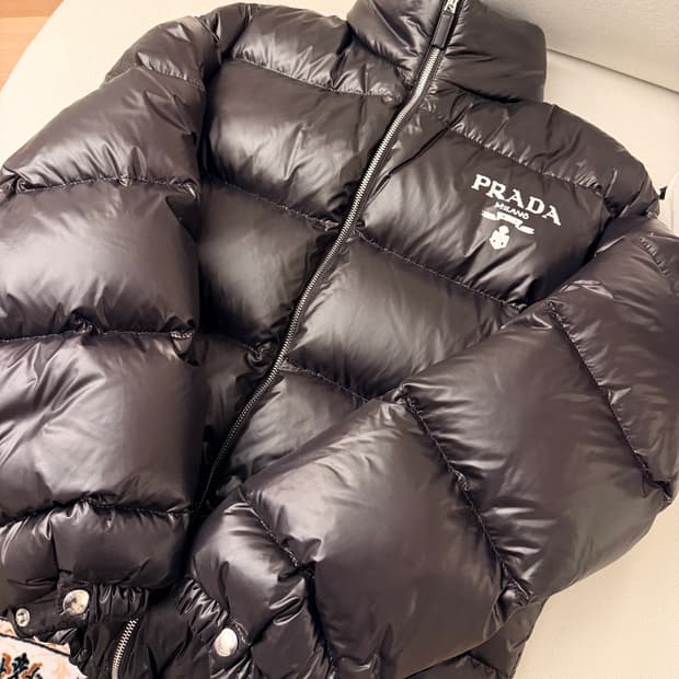 프라다 로고 나일론 숏 패딩