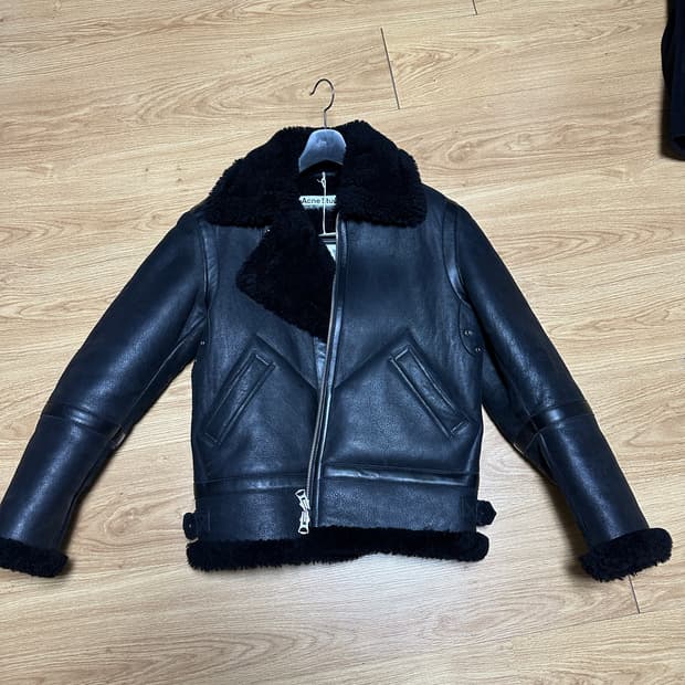 아크네 이안 무스탕 