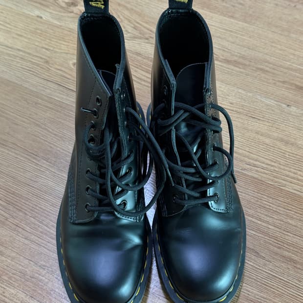 닥터마틴 1460 스무스 블랙 색상 워커 