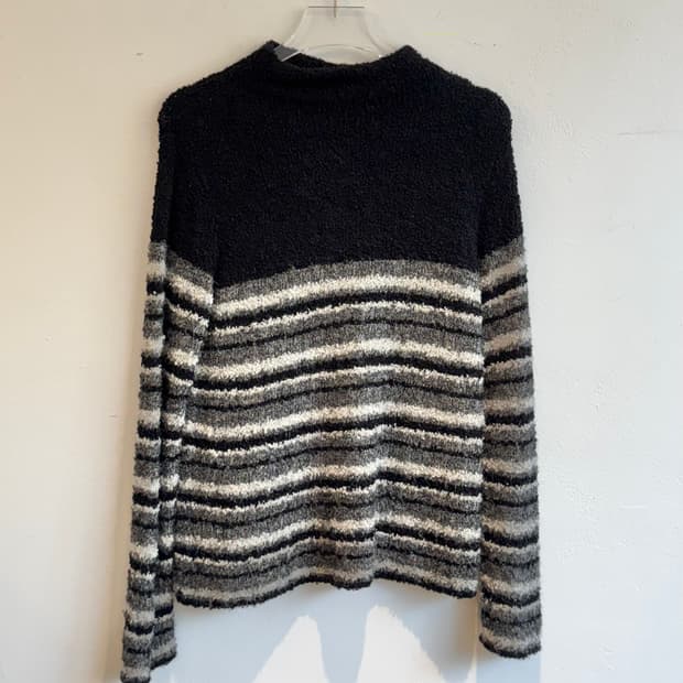 블랙&그레이 스트라이프 부클 니트