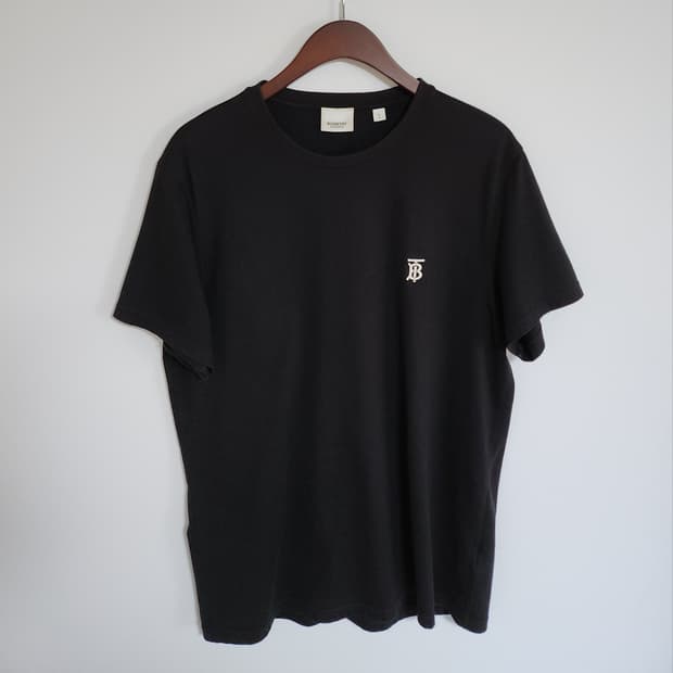 L 버버리 블랙 TB 자수 로고 남성 반팔티 8014020