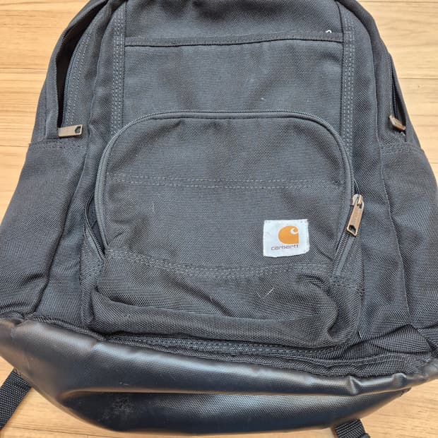 칼하트 레거시 스탠다드 백팩 블랙입니다. 칼하트 로고가 전면에 박혀 있습