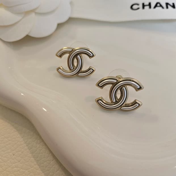 샤넬 화이트레진 금장CC 스터드 귀걸이 업사이클링