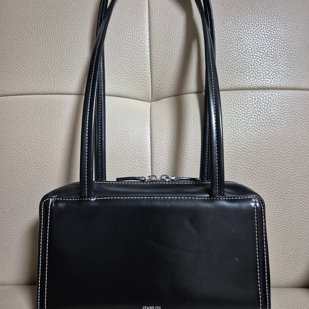 스탠드오일 포스트백  스티치 블랙 핸드백