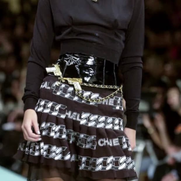 01SS runway 스커트(데본 아오키 착용)