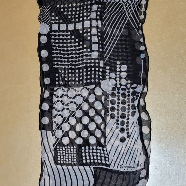 블랙 앤 화이트 패턴 스카프